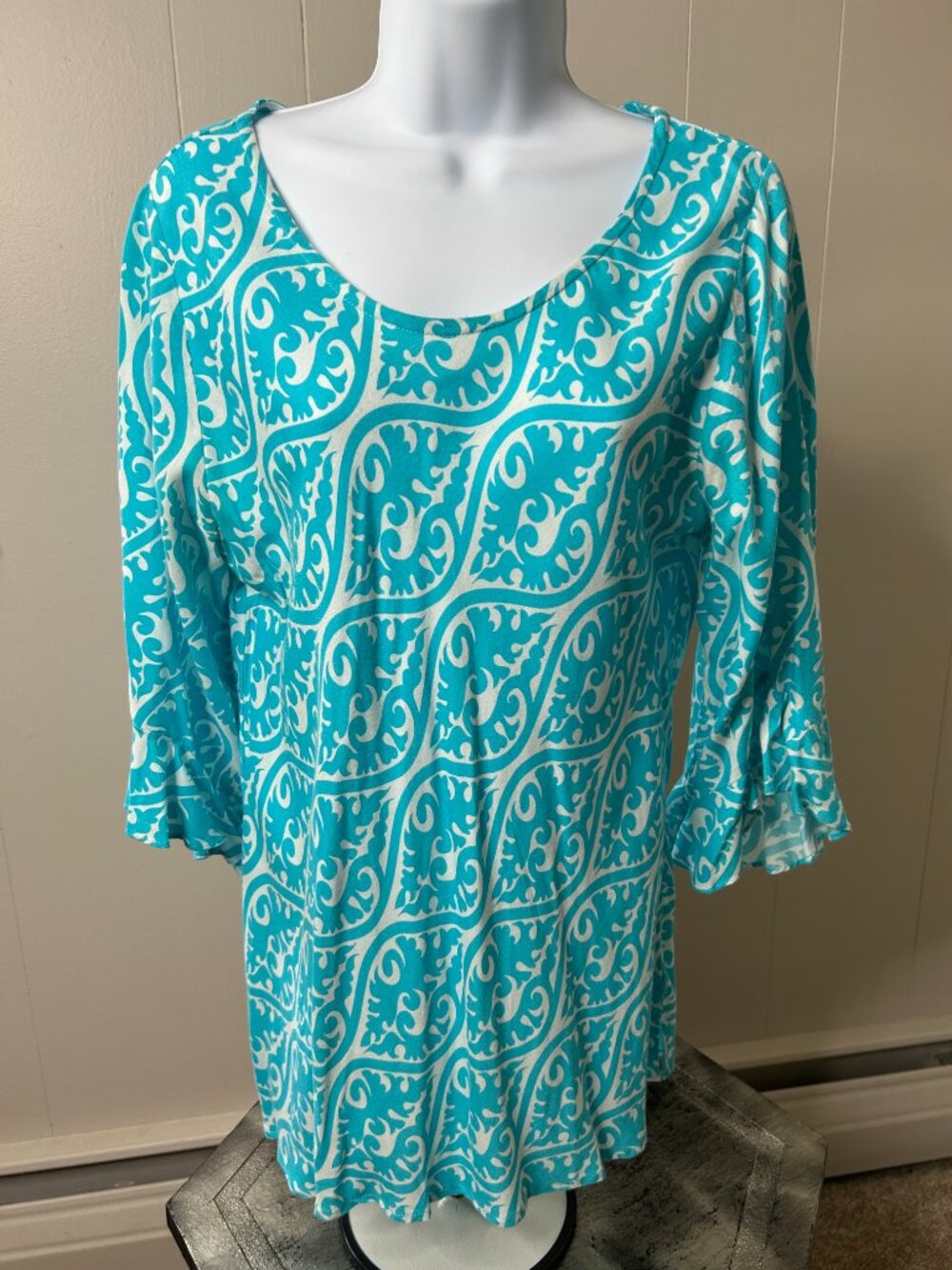 Escapada size Medium turquoise and white top